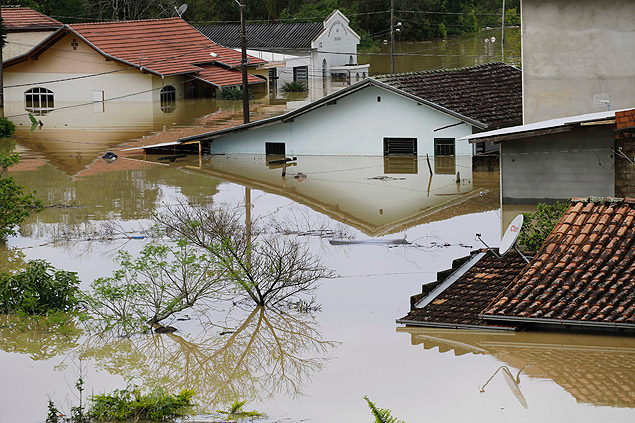 Alagamento chega ao telhado das casas após chuva castigar a região do Vale do Itajaí, em SC
